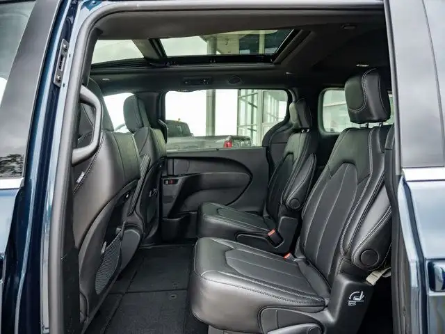 2025 Chrysler Pacifica Select in Cars & Trucks in Barrie - Image 16