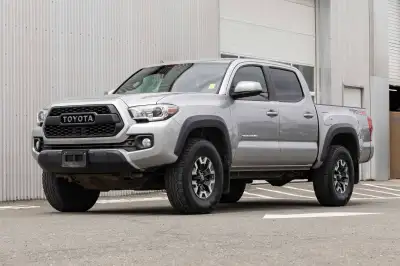 Conquer any terrain with our 2017 Toyota Tacoma TRD Off-Road. Built for adventure, this midsize pick...