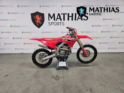 Motocross HONDA 2023 Concessionnaire de bateaux et pontons neufs et d'occasion Mathias Marine est le...