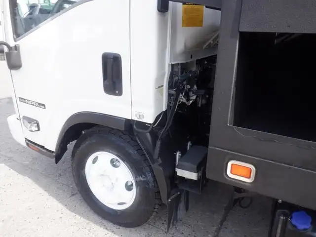 2015 isuzu NPR 12 Foot Flat Deck 3 Seater Diesel in Heavy Trucks in Richmond - Image 27