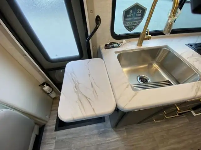 2024 Thor Motor Coach Four Winds 25V in RVs & Motorhomes in Abbotsford - Image 18