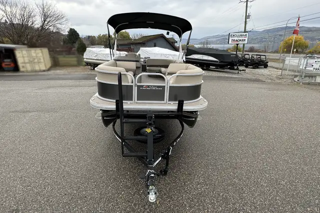 2025 Sun Tracker Party Barge 18 DLX -Mercury 60 Best Pontoon Boa in Powerboats & Motorboats in Prince Albert - Image 6