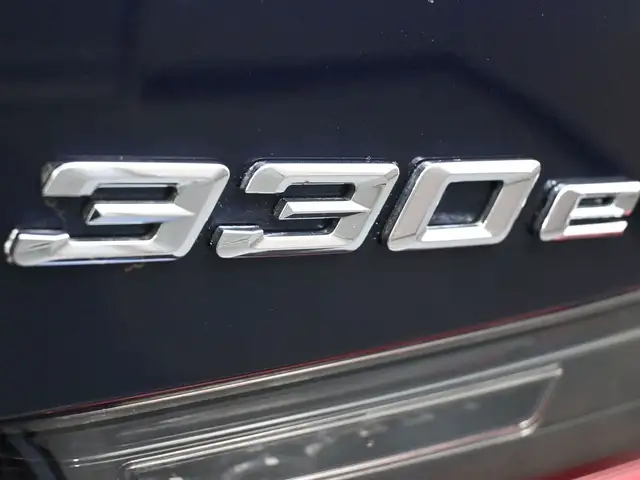 2022 BMW 3 Series 330e x-DRIVE PREMIUM ESSENTIAL PACKAGE, MOONRO dans Autos et camions dans Ville d’Halifax - Image 23