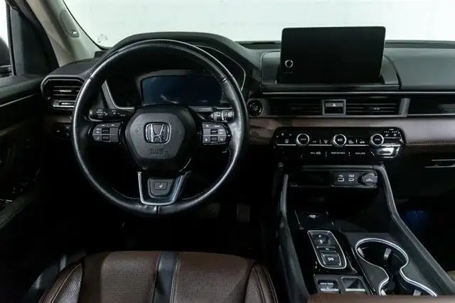 2023 Honda Pilot Touring AWD | Premium | Accès Confort in Cars & Trucks in City of Montréal - Image 9