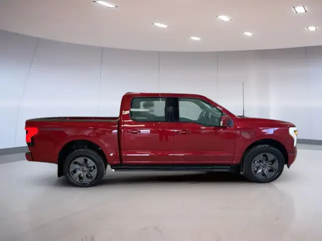 2023 Ford F-150 Lightning Pro 4WD SuperCrew 5.5' Box in Cars & Trucks in Moose Jaw - Image 2