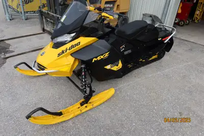 USED 2024 MX-Z Neo + in yellow/black. This MINT condition entry-level youth trail sled is equipped R...