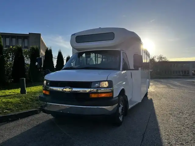 2017 chevrolet Express G4500 22 Passenger with Wheelchair Ramp O in Heavy Trucks in Richmond - Image 5