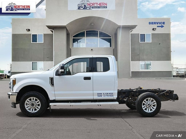 2018 Ford F-350 XLT Extended Cab 4x4 Cab And Chassis in Cars & Trucks in Edmonton - Image 3