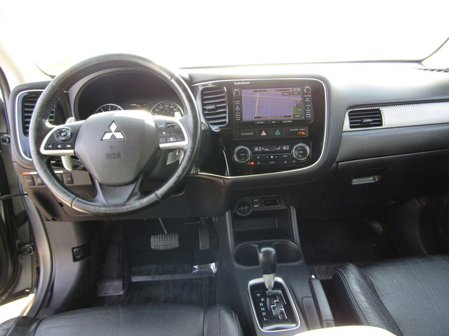 2015 Mitsubishi Outlander GT 4WD 3.0L V6 NAV/CAM/ROOF/7PASS/LEAT in Cars & Trucks in Calgary - Image 2