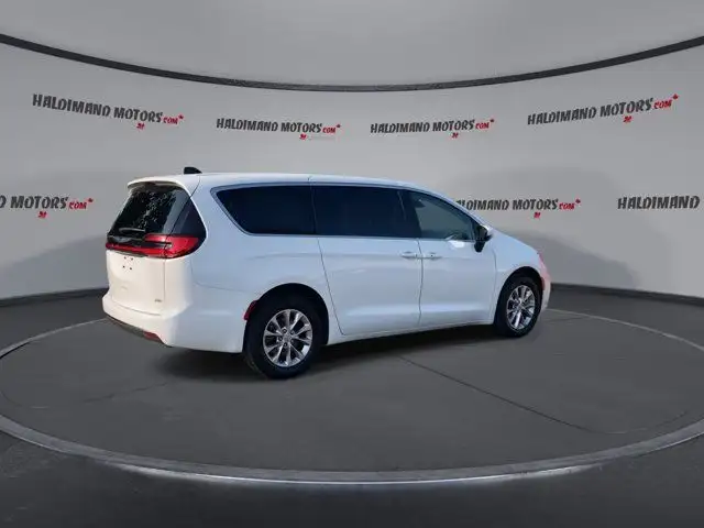 2023 Chrysler Pacifica Touring L in Cars & Trucks in Hamilton - Image 9