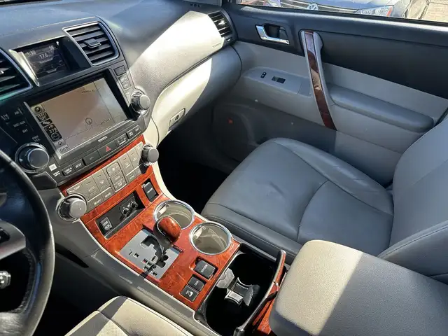 2012 Toyota Highlander Limited in Cars & Trucks in Mississauga / Peel Region - Image 15