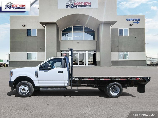 2018 Ford F-350 Chassis XL REGULAR CAB 4X4 FLAT BED TRUCK in Cars & Trucks in Edmonton - Image 3