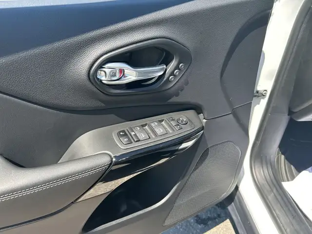 2023 Jeep Cherokee Altitude dans Autos et camions dans Ottawa - Image 13