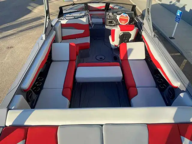 2024 Axis T235 in Powerboats & Motorboats in Saskatoon - Image 9