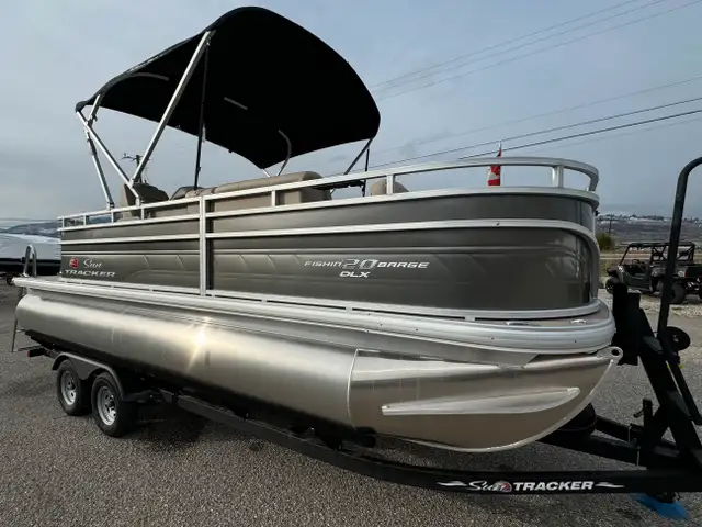 2025 Sun Tracker Fishin' Barge 20 DLX, pontoon boat in Powerboats & Motorboats in Vernon - Image 7