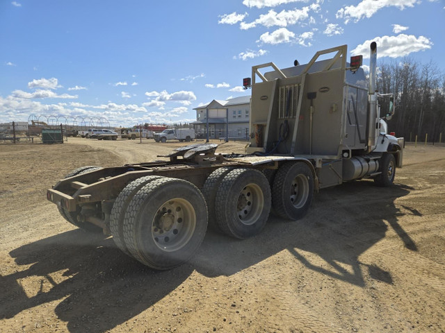 2006 International Tri-Drive Sleeper Truck Tractor 5600 in Heavy Trucks in Edmonton - Image 4