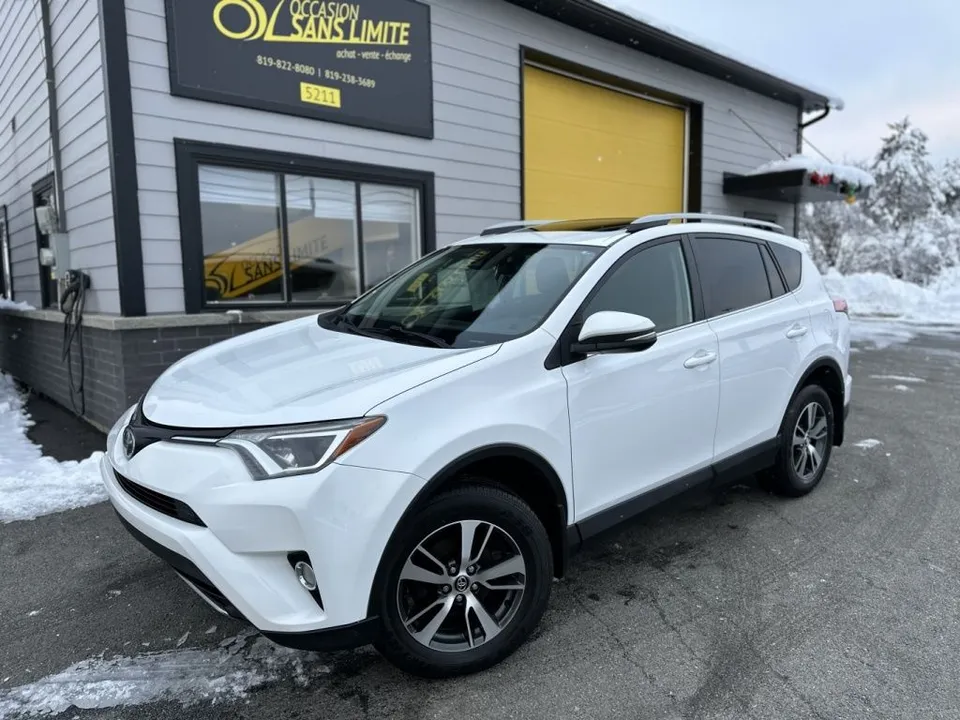 2017 Toyota RAV4 XLE + Toit ouvrant + 98 662 KMS!