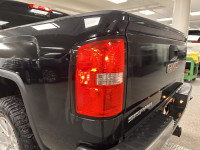 Climb inside our 2017 GMC Sierra 1500 SLE Crew Cab 4X4 that makes a powerful first impression in Ony... (image 9)