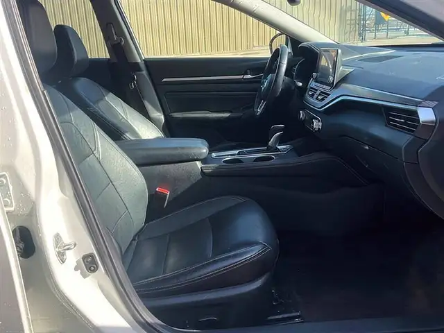 2019 Nissan Altima 2.5 Platinum AWD in Cars & Trucks in St. Albert - Image 14