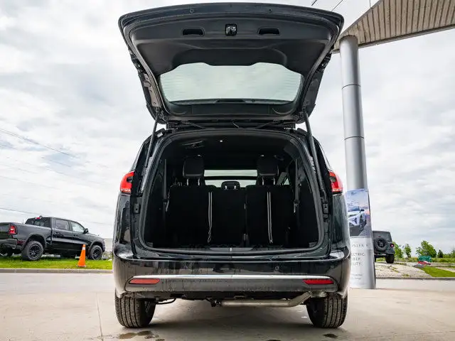 2025 Chrysler Pacifica Select in Cars & Trucks in Barrie - Image 8