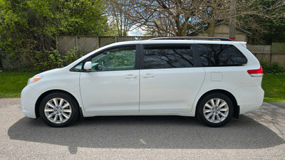 2014 Toyota Sienna XLE ONE OWNER , Leather Heated Seats , Sunroo