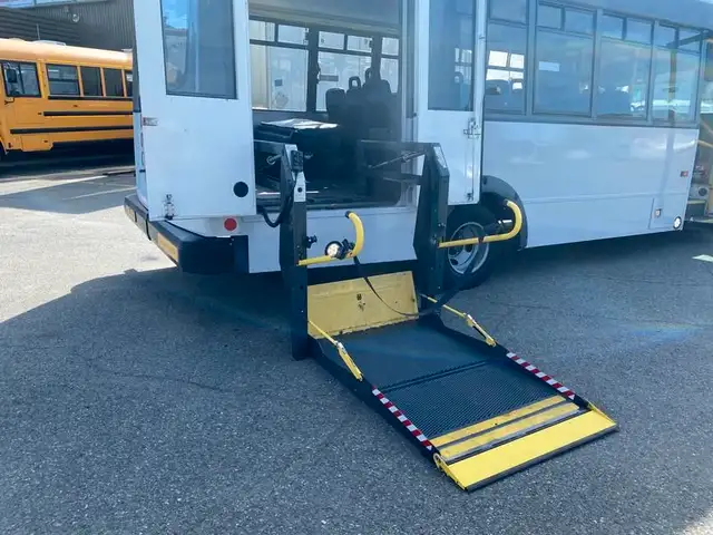 2017 chevrolet Express G4500 21 Passenger Bus With Wheelchair Ac in Heavy Trucks in Richmond - Image 38