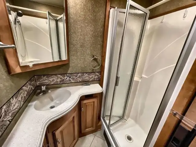 2014 Winnebago Adventurer 38Q in RVs & Motorhomes in Kamloops - Image 33