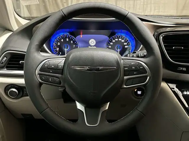 2024 Chrysler Grand Caravan SXT | Remote Start | Apple CarPlay in Cars & Trucks in Edmonton - Image 15