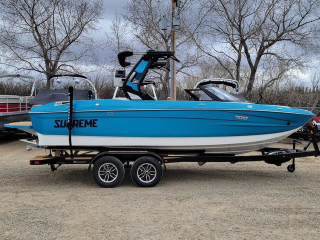 2024 Supreme Boats S220 in Powerboats & Motorboats in Medicine Hat