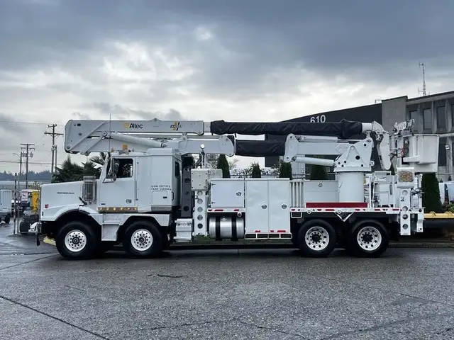 2011 western-star-trucks 4900 Twin Steer DD15 Altec AH85A Bucket in Heavy Trucks in Richmond - Image 7