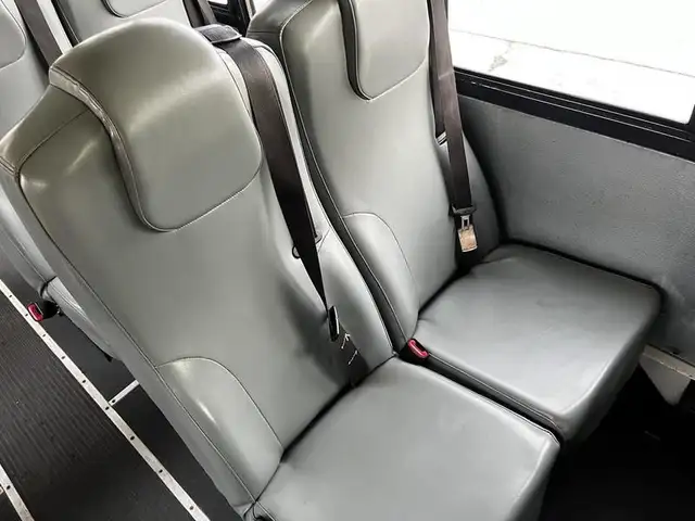 2013 international 4200 21 Passenger Bus Diesel Hydraulic Brakes in Heavy Trucks in Richmond - Image 16