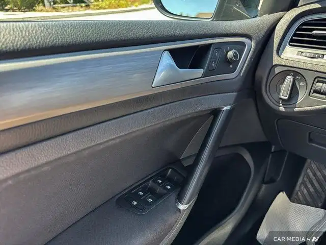 2017 Volkswagen Golf SportWagen Trendline | Connectivity dans Autos et camions dans Tricities/Pitt/Maple - Image 22