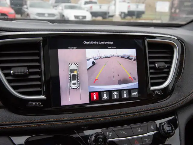 2023 Chrysler Pacifica Hybrid Pinnacle in Cars & Trucks in Calgary - Image 27