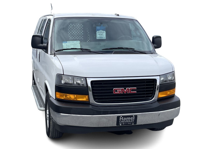 2021 GMC Savana Cargo Van RWD 2500 COURTE + 6.6L V8+MARCHE-PIEDS in Cars & Trucks in City of Montréal - Image 2