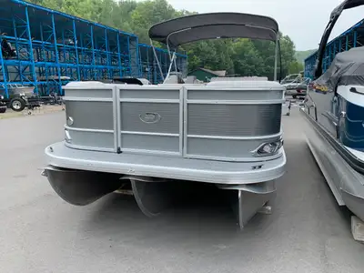 Princecraft Vectra 23 RL ,Tri toon , Steel Gray , has Mercury 150 hp, Mooring cover ,Double bimini,...