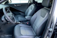 Sunroof, Wireless Phone Charger, Uvo, Push Button Start, Blind Spot Detection, Satellite Radio, Clot... (image 8)