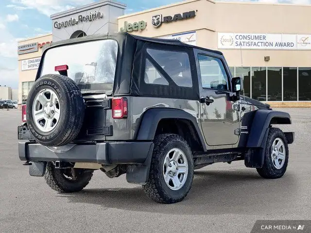 2018 Jeep Wrangler JK Sport | Cloth | Manual in Cars & Trucks in Grande Prairie - Image 6