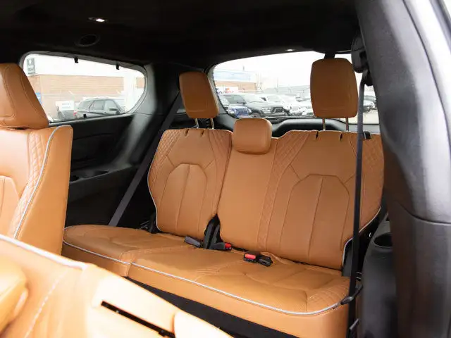 2023 Chrysler Pacifica Hybrid Pinnacle in Cars & Trucks in Calgary - Image 17