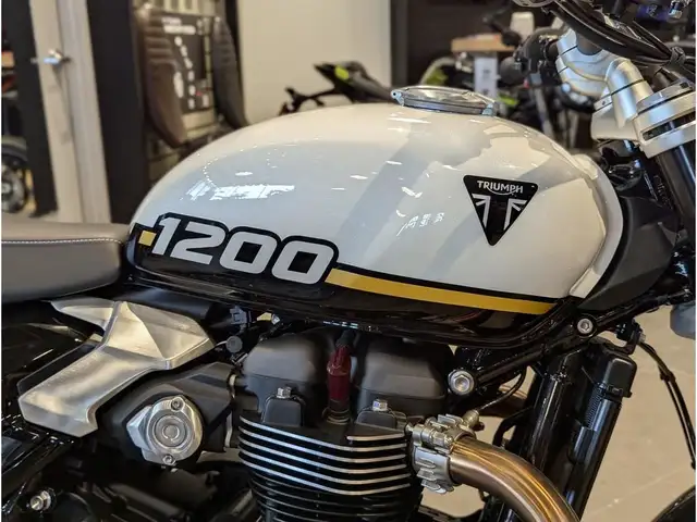 2025 Triumph Speed Twin 1200 // Crystal White/Sapphire Black in Dirt Bikes & Motocross in Winnipeg - Image 8