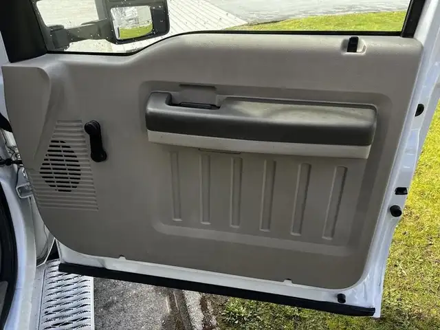 2008 ford F-550 Service Truck With Bucket 2WD Diesel in Heavy Trucks in Richmond - Image 32