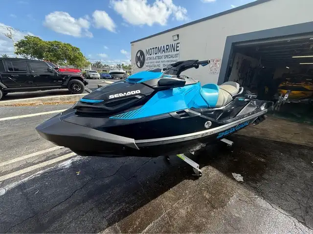 2019 SEA-DOO RXT 230 1494CC-BLACK & BLUE in Personal Watercraft in Grande Prairie - Image 2