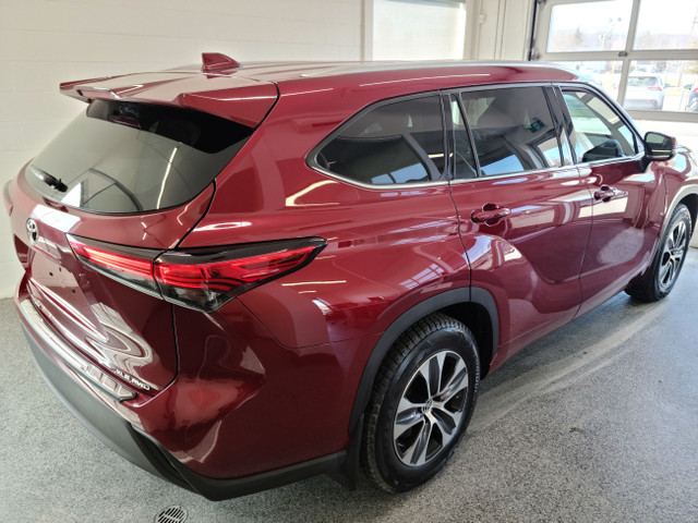 2020 Toyota Highlander XLE AWD in Cars & Trucks in Sherbrooke - Image 3