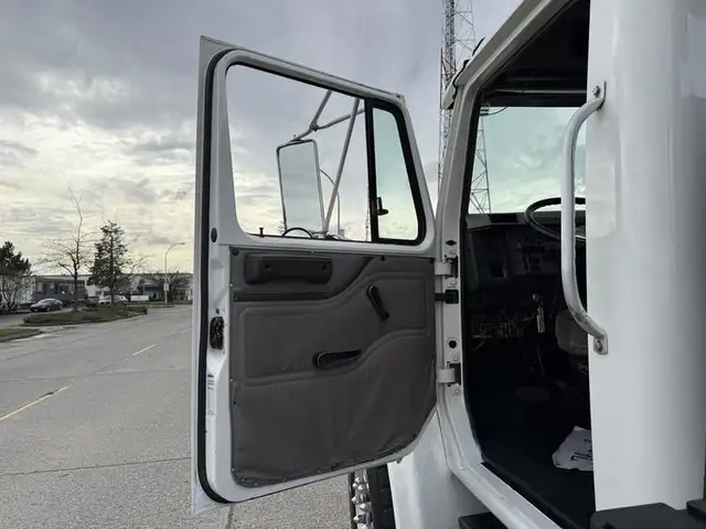 2000 international 4900 25 Foot Roll-Off Flat Deck Tow Truck Man in Heavy Trucks in Richmond - Image 24