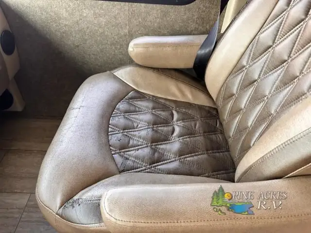 2020 Thor Motor Coach Challenger 37YT Washer & Dryer 12 k Miles in RVs & Motorhomes in Moncton - Image 45