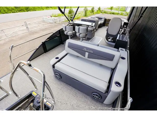2025 Barletta Cabrio 24 UE in Powerboats & Motorboats in Québec City - Image 12