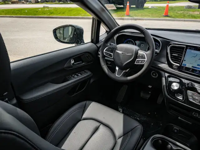 2025 Chrysler Pacifica Select in Cars & Trucks in Barrie - Image 22