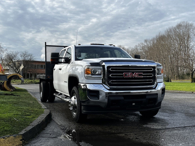 2017 GMC Sierra 3500HD Crew Cab 4x4 9 Foot Flatdeck in Heavy Trucks in Delta/Surrey/Langley - Image 2