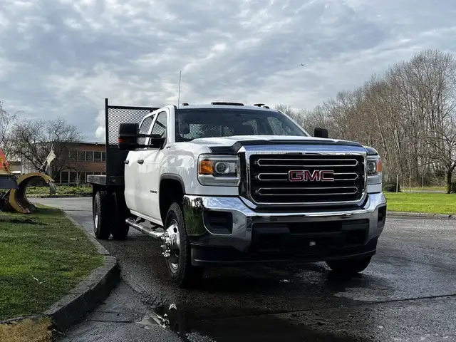 2017 GMC Sierra 3500HD Crew Cab 4x4 9 Foot Flatdeck dans Camions lourds dans Delta/Surrey/Langley - Image 3