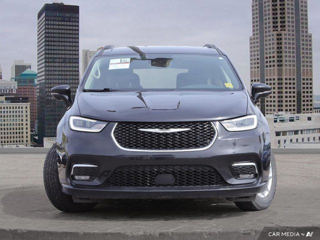 2022 Chrysler Pacifica Touring L | No Accidents | Leather | 7 in Cars & Trucks in Calgary - Image 2