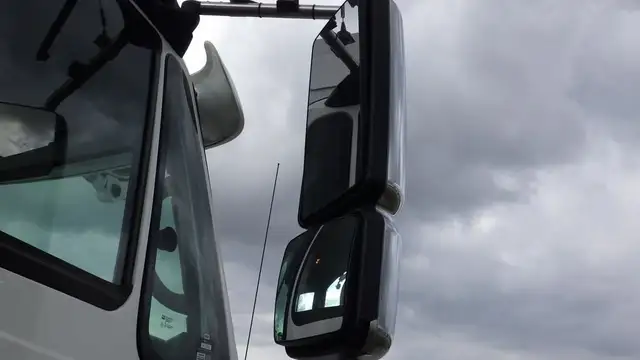 2008 international 7500 Tandem Bucket Truck Diesel Air Brakes in Heavy Trucks in Richmond - Image 25